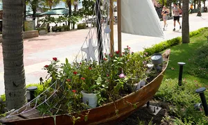 Đường hoa ven biển Đà Nẵng xuống cấp